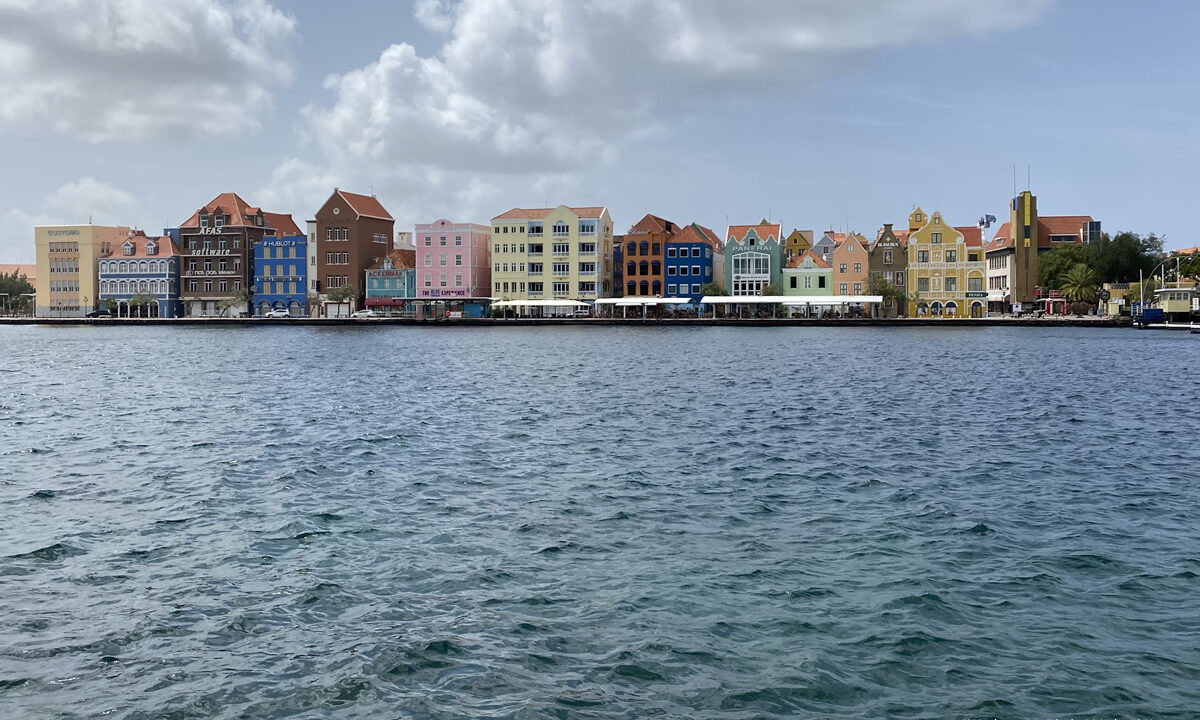 Court orders Aruba, Curaçao to extend marriage rights to same-sex couples.